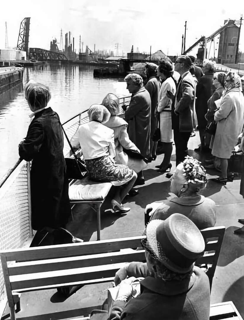 Women's City Club Members Assess River Pollution