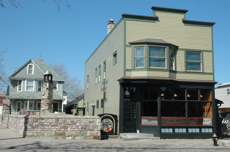 Stone Mad Pub, Exterior