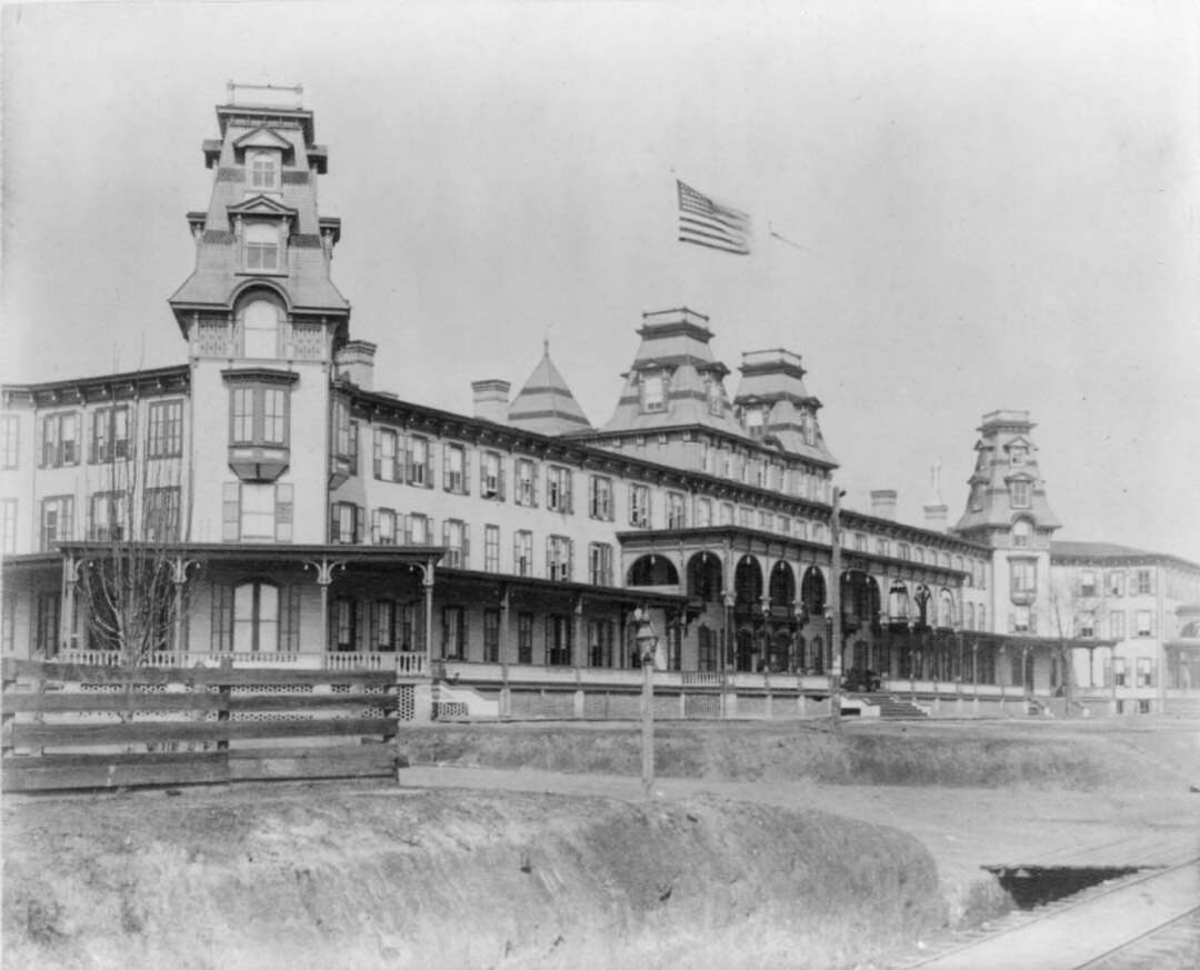 Piney Woods Hotel